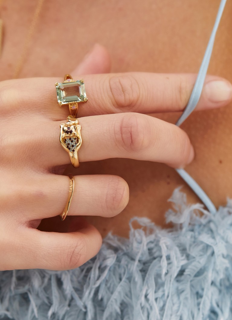 Anna + Nina Antique Panther ring of 14 carat yellow gold with garnet