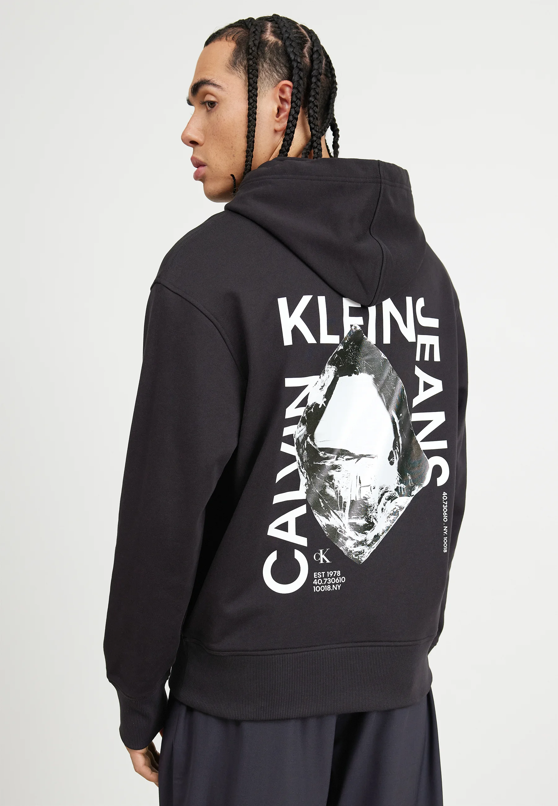 Sudadera con capucha de Calvin Klein Jeans con detalles de metales modernos apilados