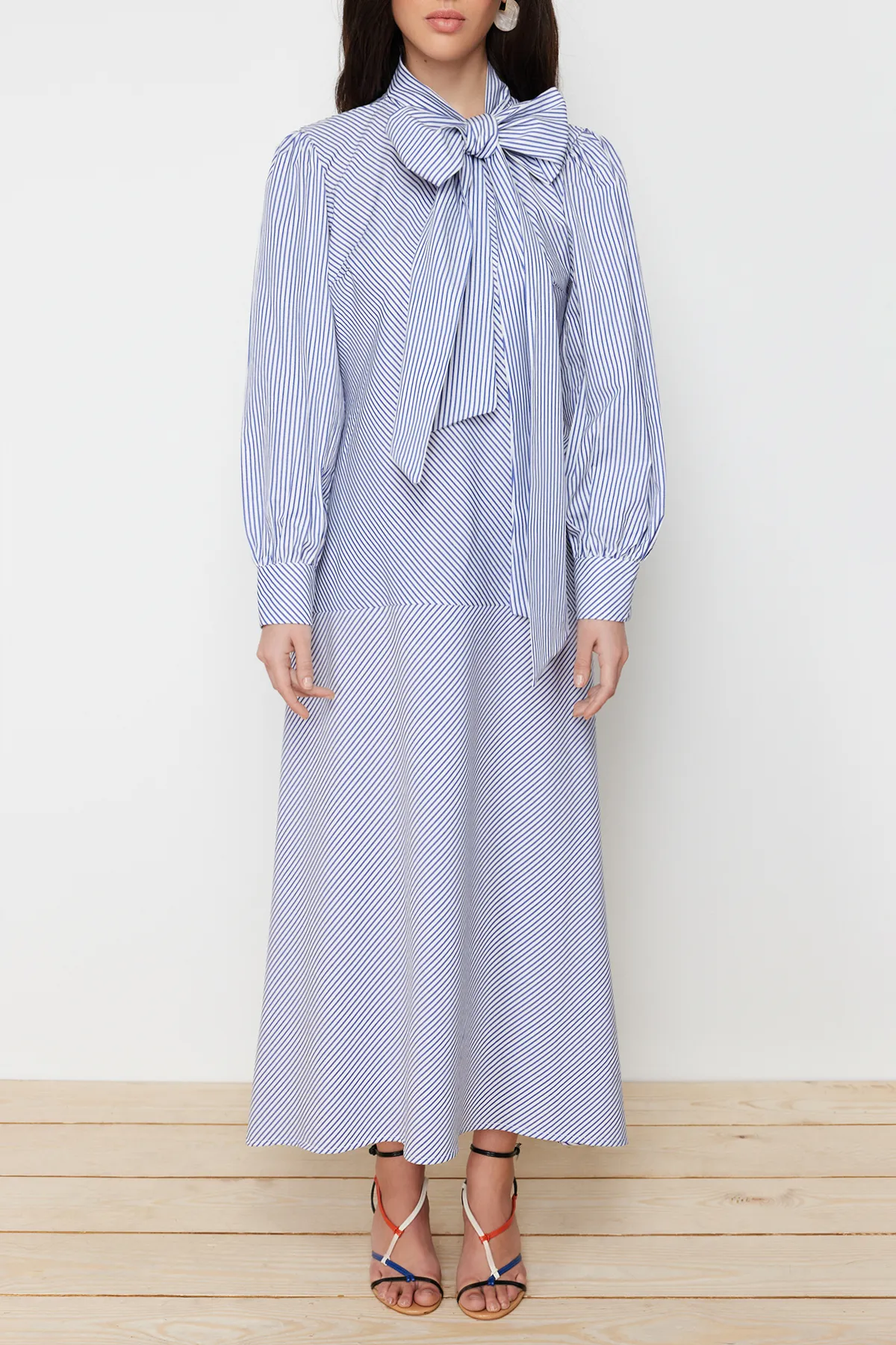Trendyol Modest  Marineblaues gestreiftes Baumwollkleid mit Schleifendetail und Schleife TCTSS24EB00071