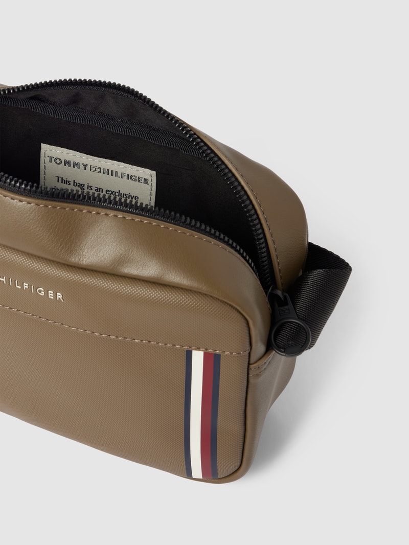 Umhängetasche mit Label-Print Modell 'PIQUE' in schlamm