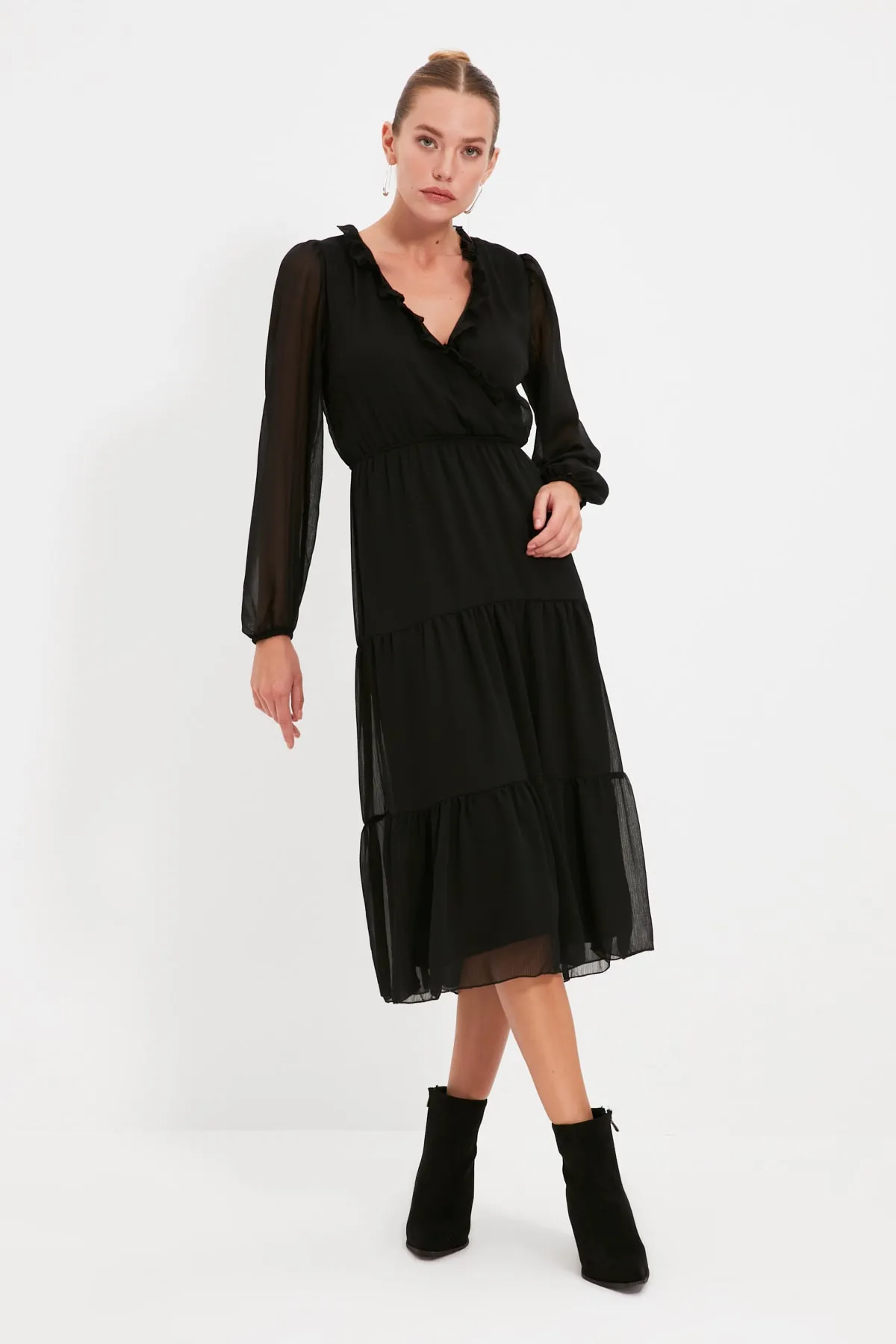 Trendyol Collection  Schwarzes, gefüttertes Midi-Webkleid mit V-Ausschnitt TWOAW21EL0164