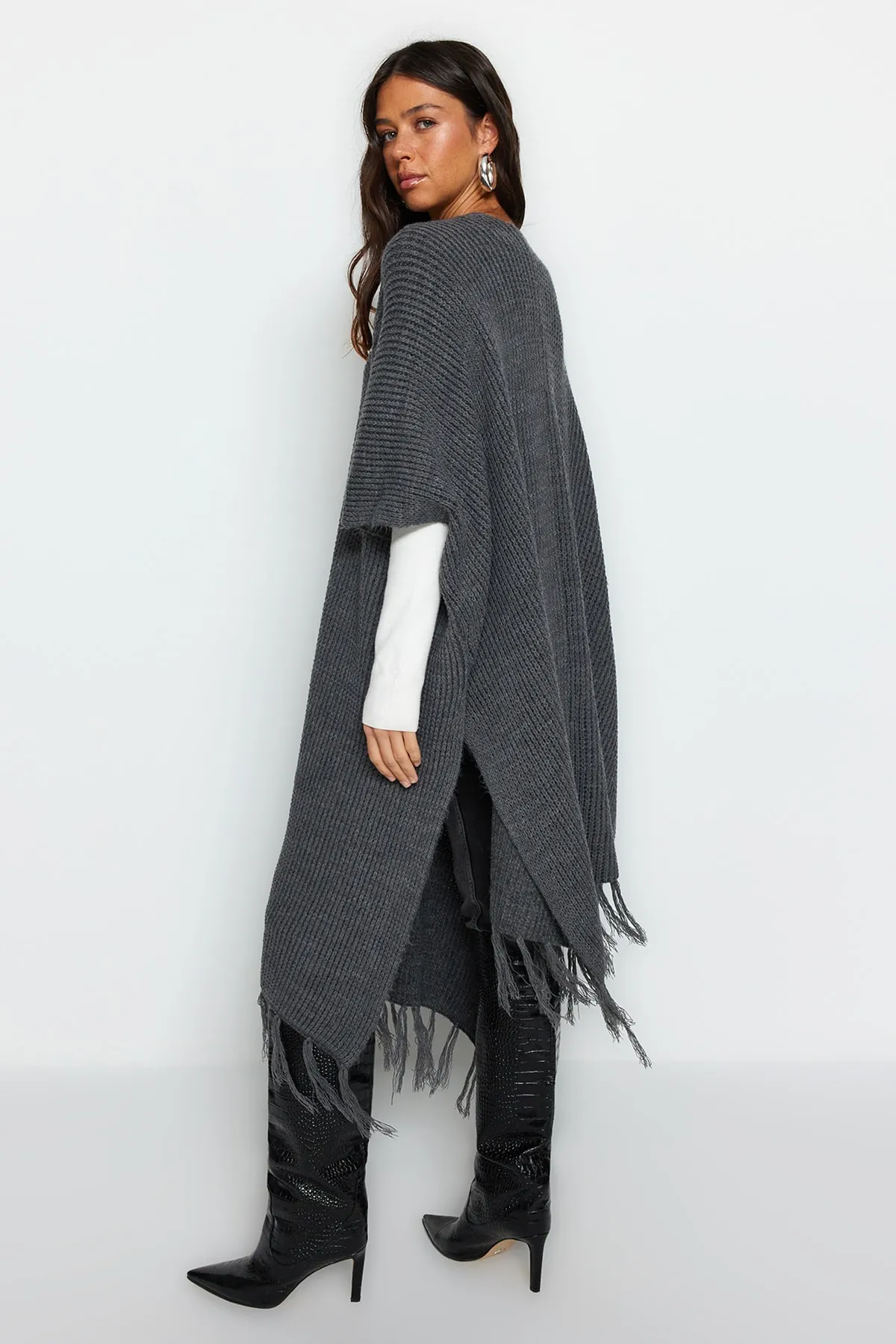 Trendyol Modest  Anthrazitfarbener langer Strickcardigan mit Quasten am Saum TCTAW23TH00008