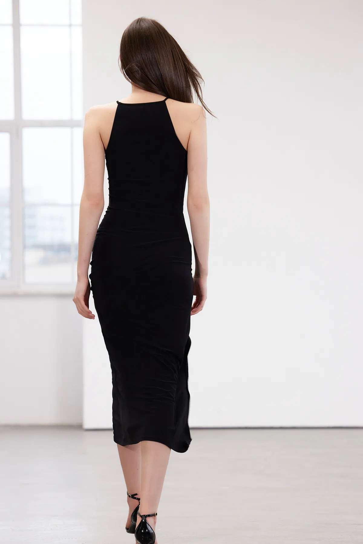 Trendyol Collection  Schwarzes Neckholder-Bleistiftkleid mit drapiertem, figurbetontem Schnitt und flexiblem Maxi-Kleid in limitierter Auflage TWOSS24EL00557