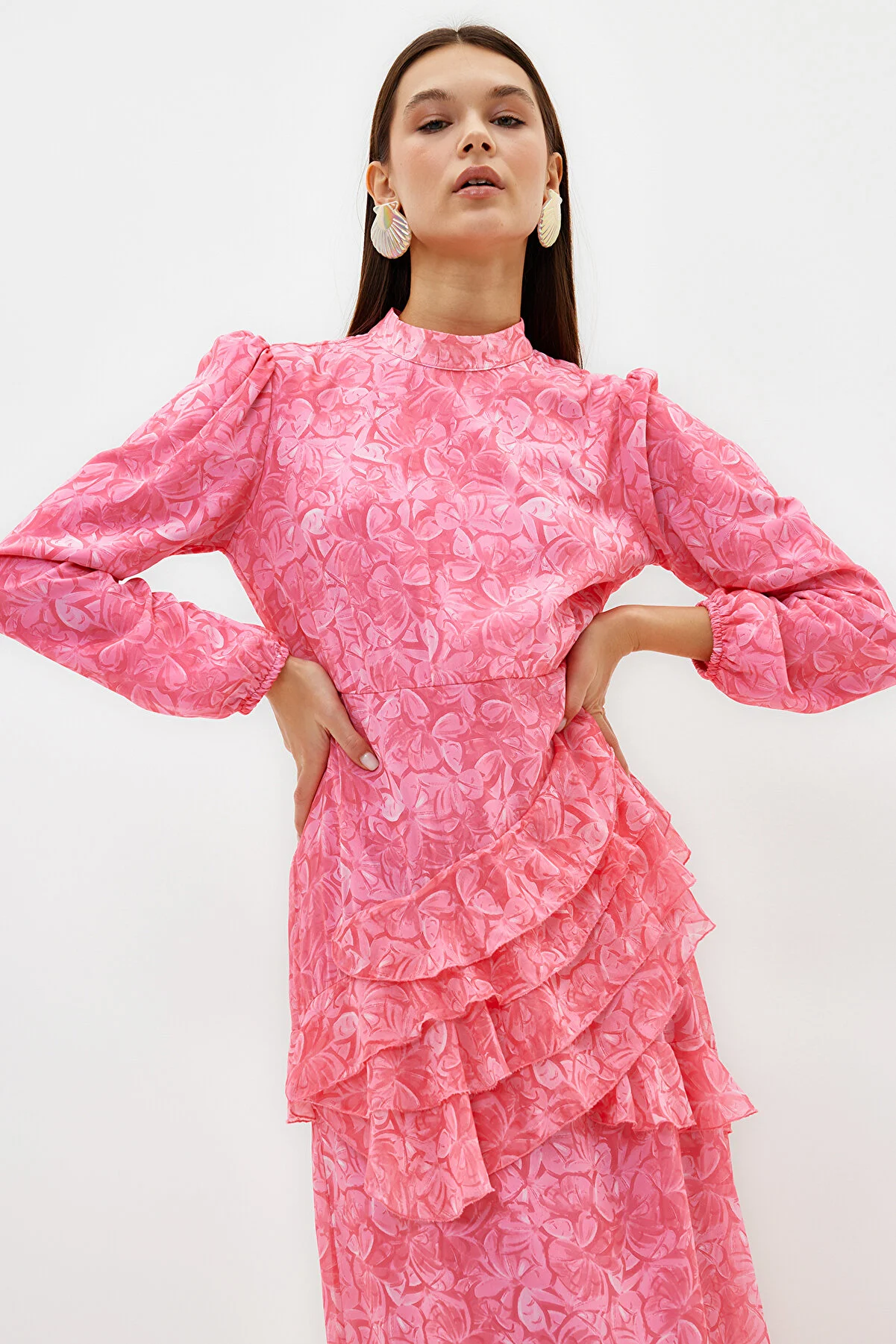 Trendyol Modest  Rosa Blumenrock, gerüschtes, gefüttertes Kleid aus gewebtem Chiffon TCTSS23EB00160