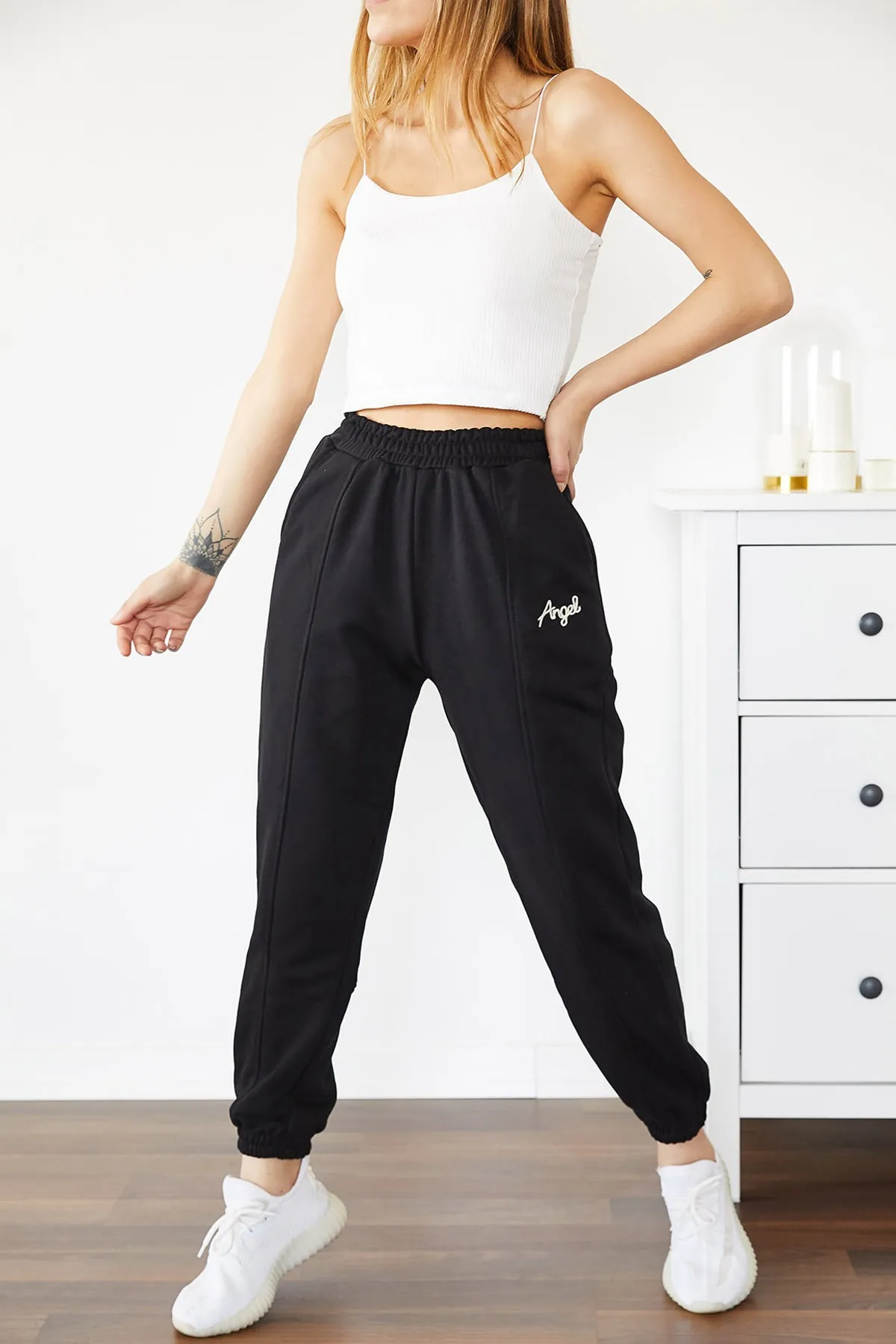 XHAN  Schwarze Jogginghose mit Engel-Stickerei 0yxk8-43765-02