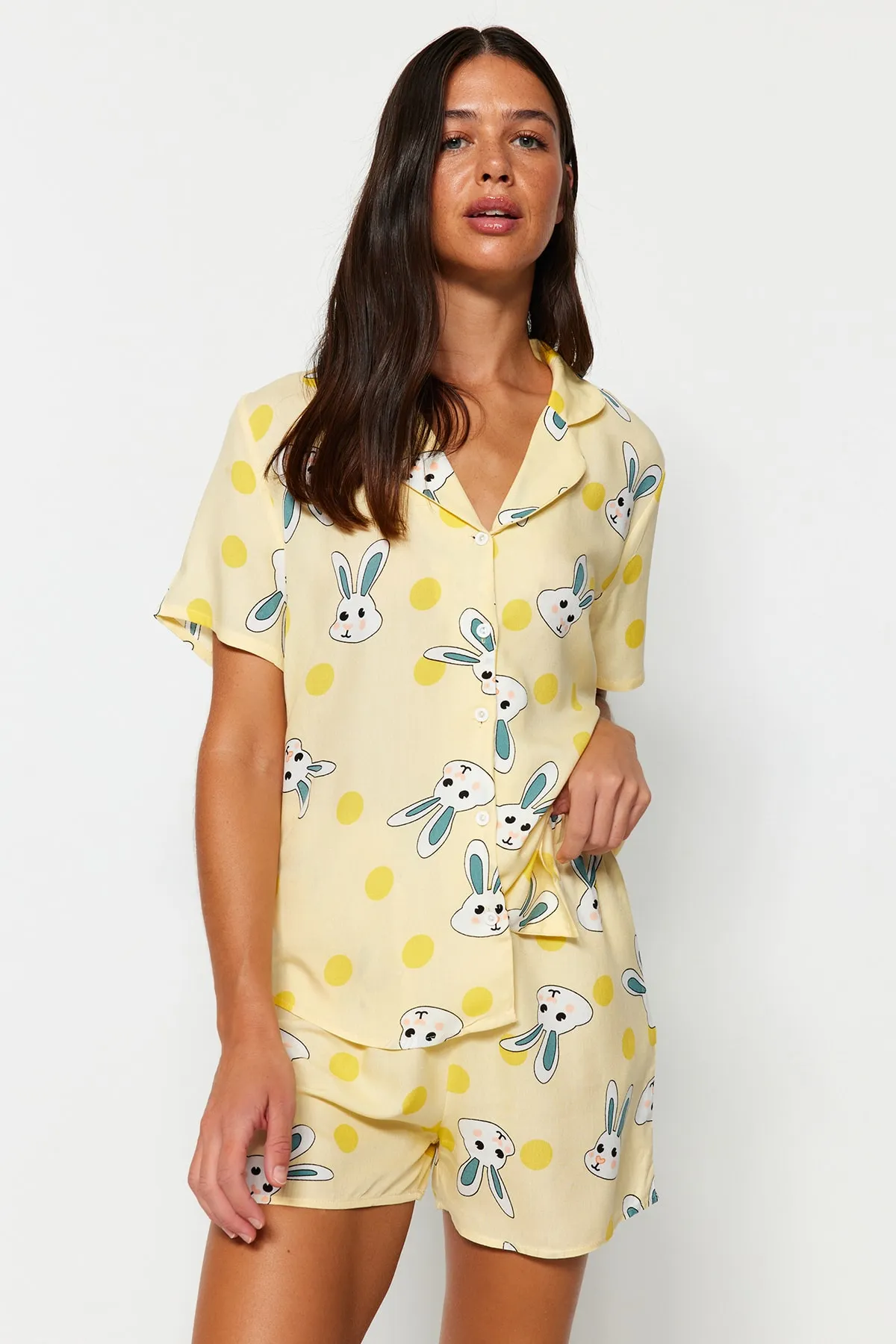 Trendyol Collection  Gelbes Pyjama-Set aus Viskose mit Hemd und Shorts mit Kaninchenmuster THMSS23PT00235
