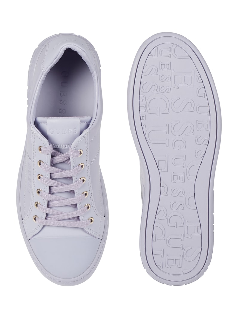 Sneaker mit Label-Schriftzug in lila
