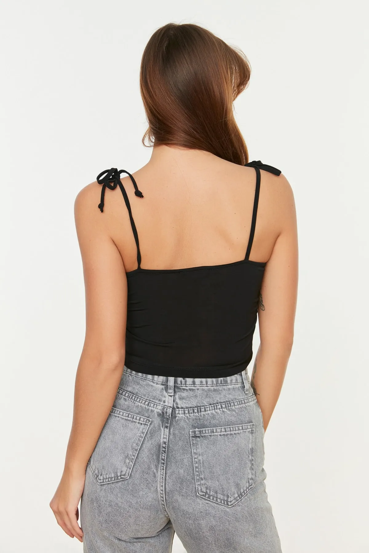 Trendyol Collection  Schwarzes figurbetontes, kurzes, flexibles Strick-Tanktop mit Trägern TWOSS21AL0115