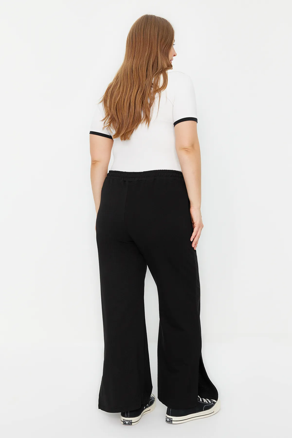 Trendyol Curve  Schwarze, detaillierte, dünne Strick-Jogginghose mit Schlitz TBBAW24AJ00006