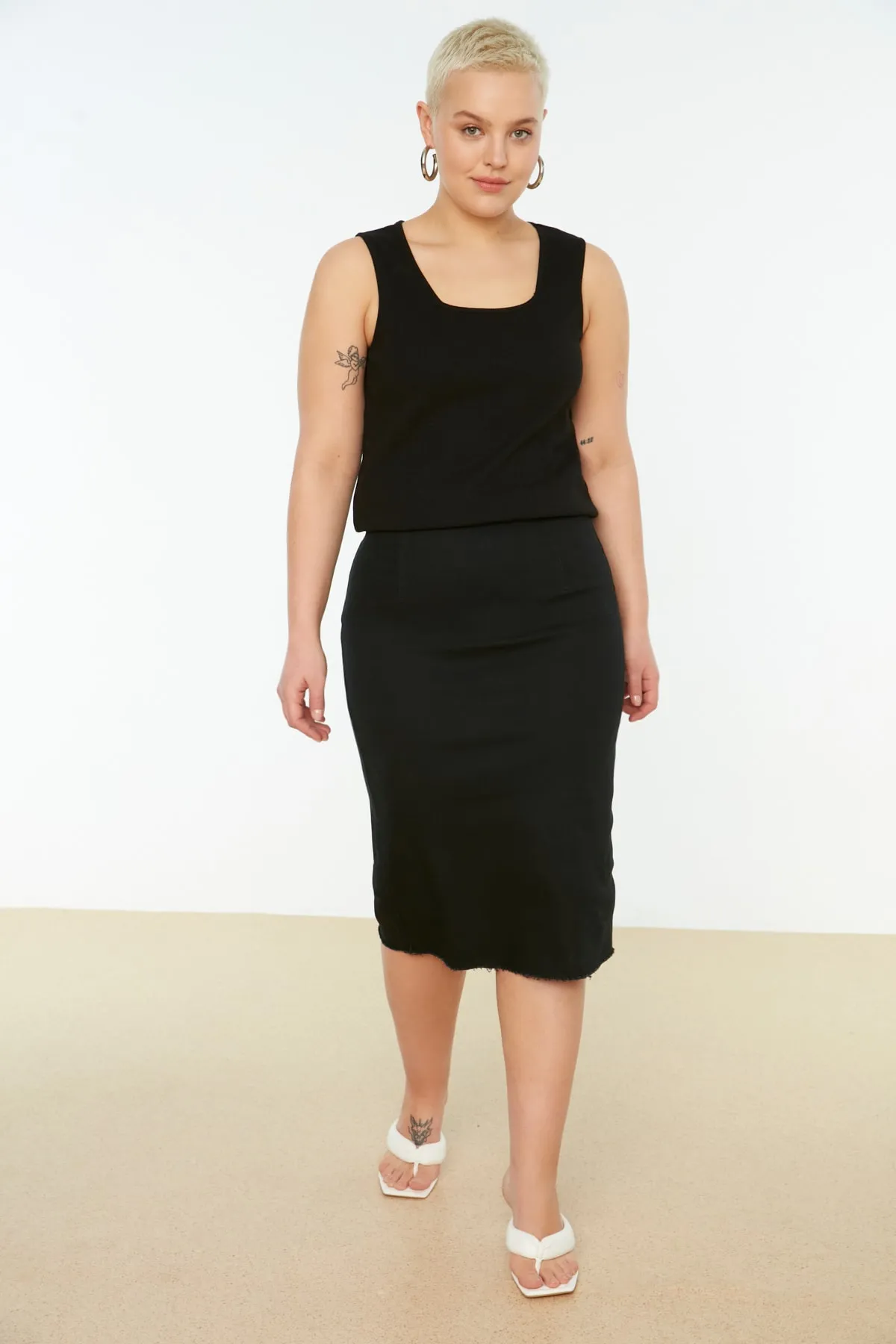 Trendyol Curve  Schwarz-weißes, schnurgebundenes Basic-Tanktop mit quadratischem Kragen im 2er-Pack TBBSS22AL0024