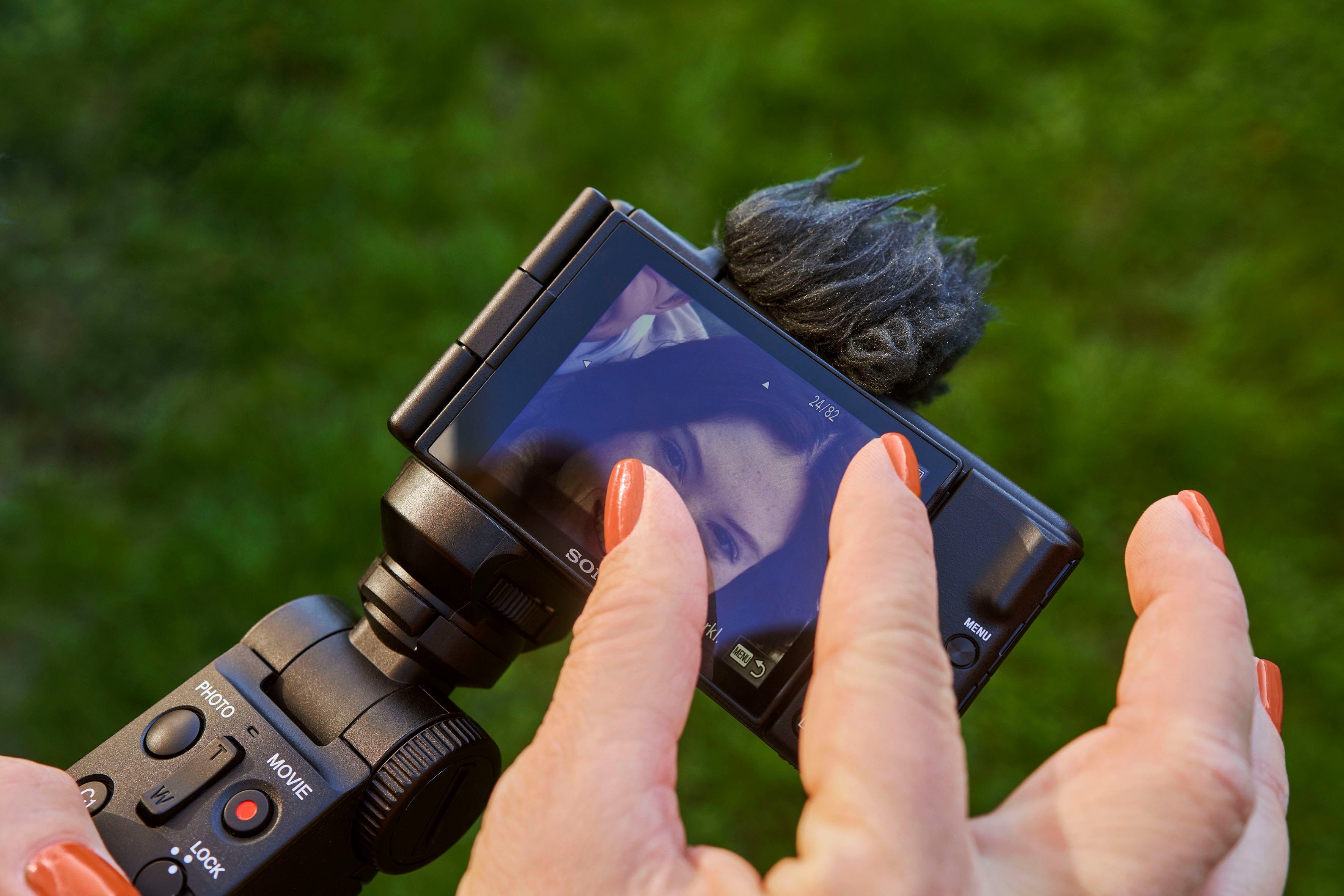 Sony ZV-1F Kompaktkamera (ZEISS Tessar T* Objektiv, 6 Elemente in 6 Gruppen, 20,1 MP, Bluetooth, WLAN)