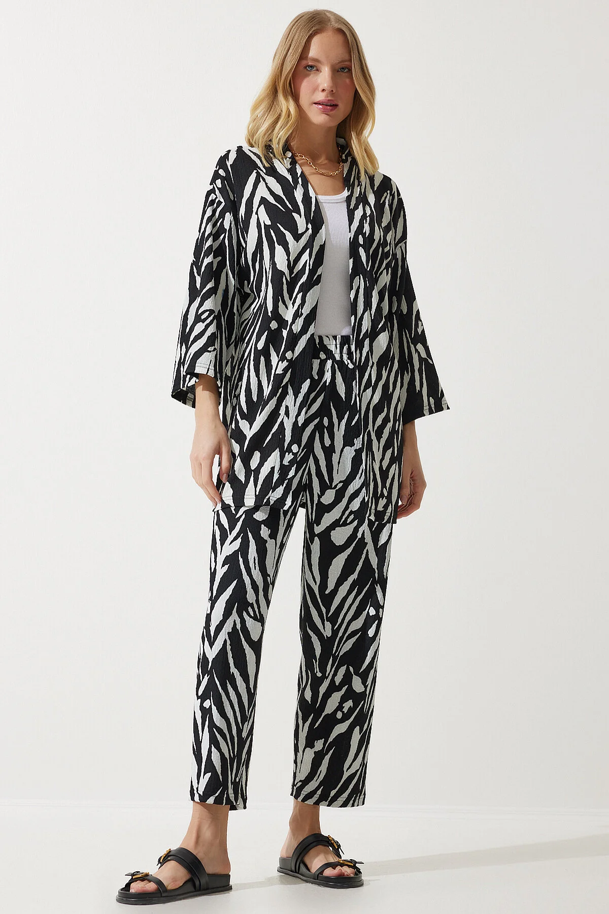 Happiness İstanbul  Schwarz gemustertes Kimono-Hosen-Strickset für Damen BY00054