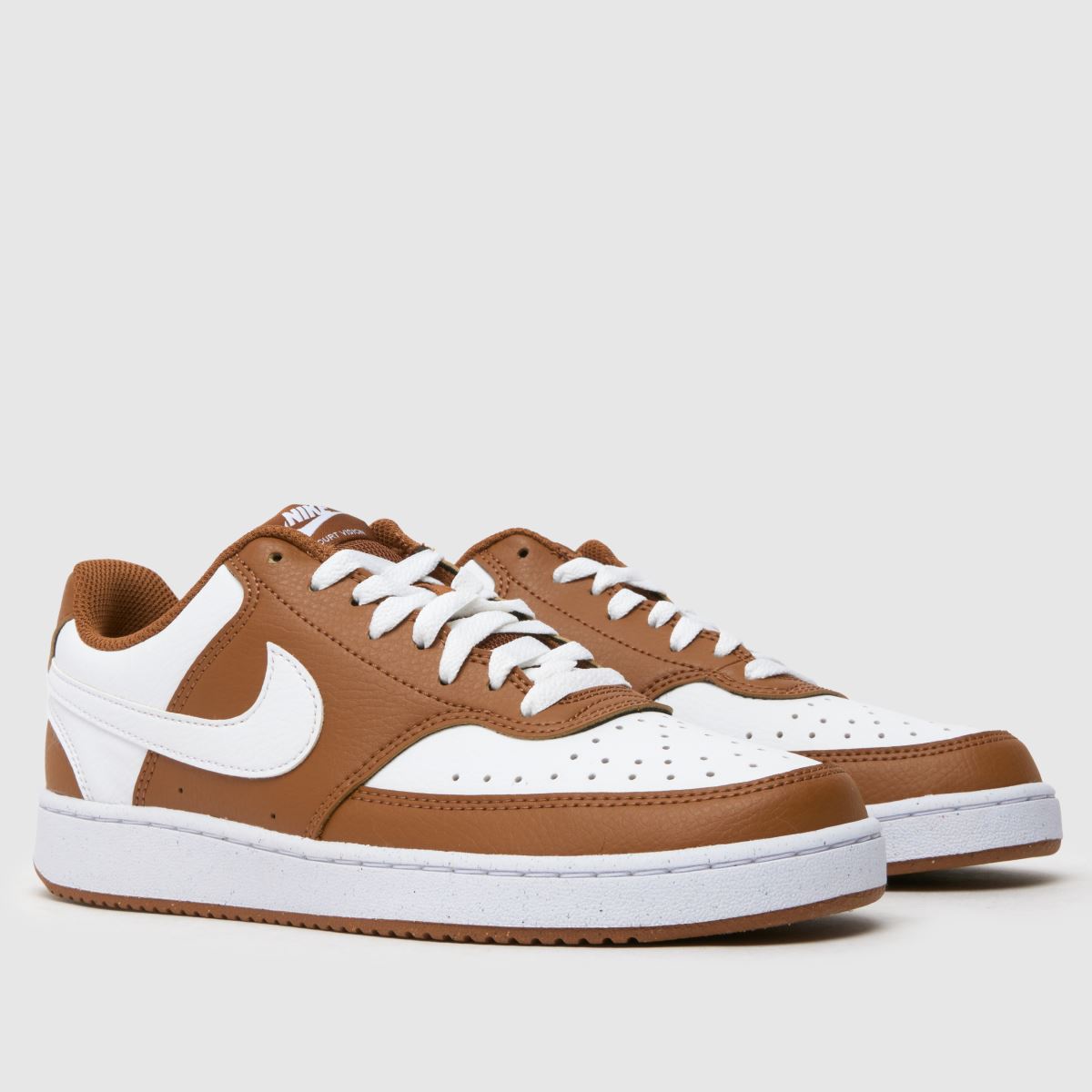 Nike Court Vision låga träningsskor i vitt och brunt
