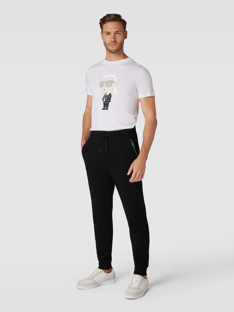 Jogpants mit Label-Patch in schwarz