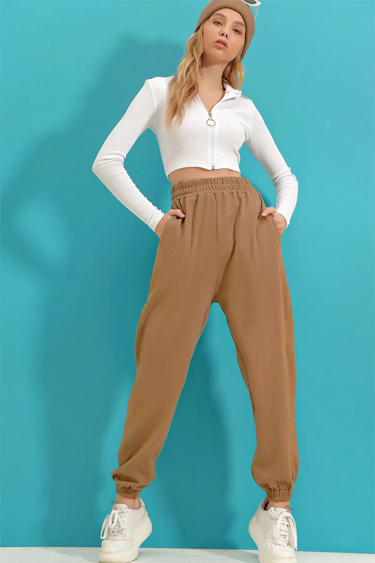 Trend Alaçatı Stili  Milchbraune Jogginghose mit hoher Taille und zwei gerippten Taschen an der Innenseite für Damen ALC-X9365