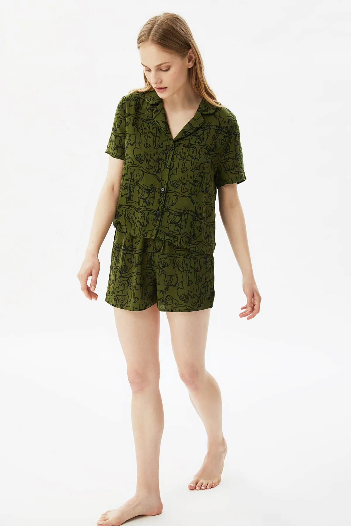 Trendyol Collection  Grünes, gewebtes Pyjama-Set mit Hemd und Shorts aus Viskose mit Tiermuster THMSS21PT0861