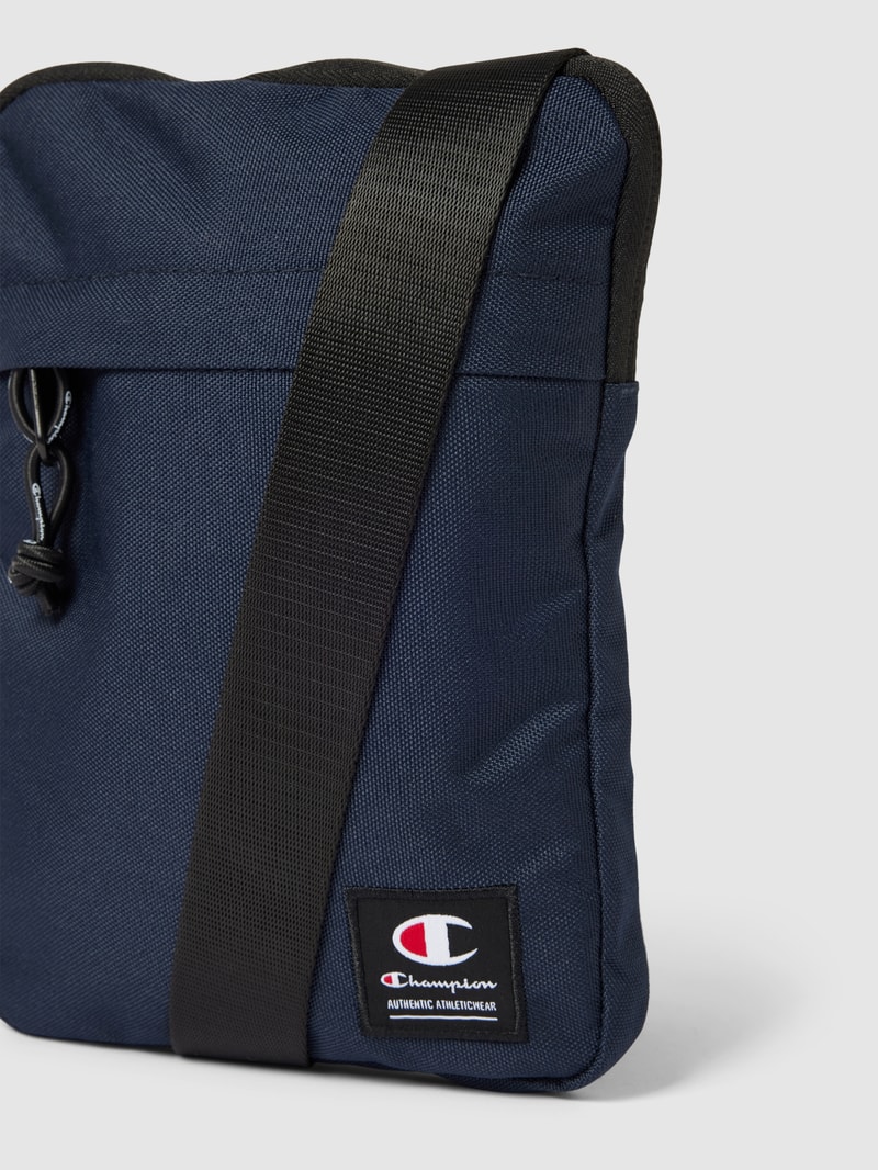 Umhängetasche mit Label-Patch in marineblau