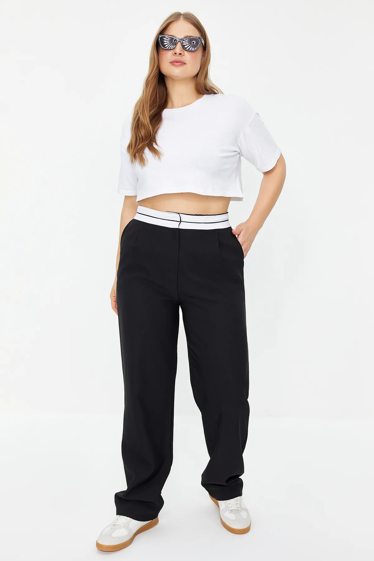 Trendyol Curve  Schwarze gewebte Finike-Hose in Übergröße mit normaler Taille TBBAW24AR00031