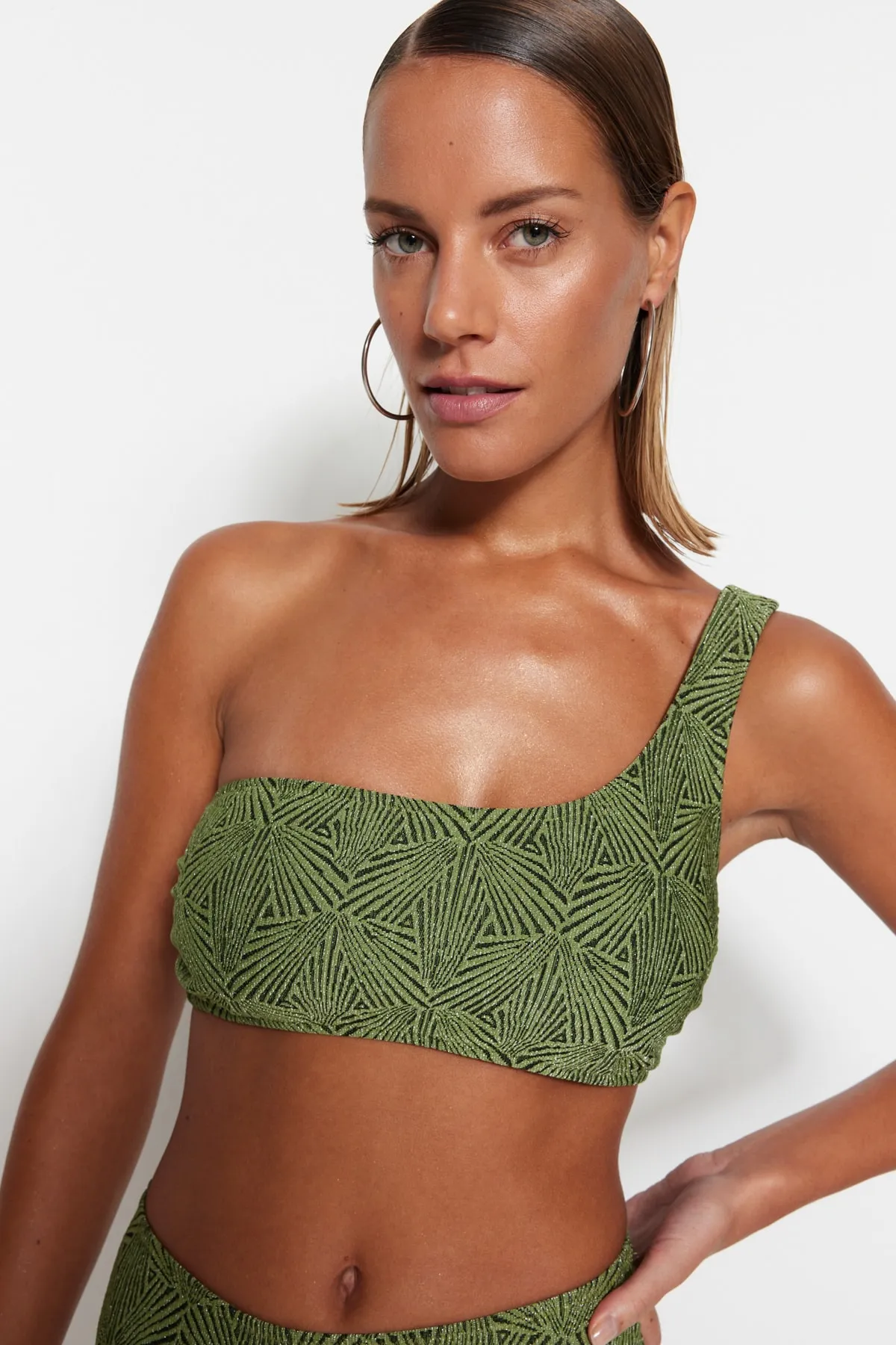 Trendyol Collection  Grünes One-Shoulder-Bikinioberteil mit Glitzer TBESS23BU00270