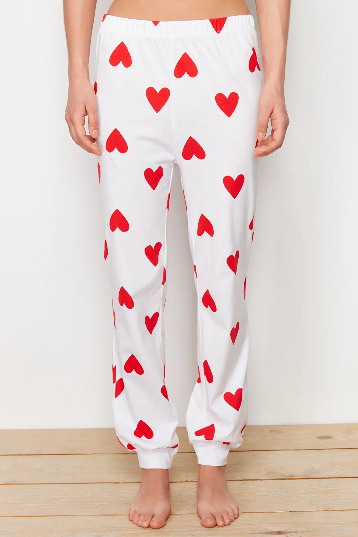 Trendyol Collection  Weißes Pyjama-Set aus 100 % Baumwolle mit Herzmuster THMSS24PT00336