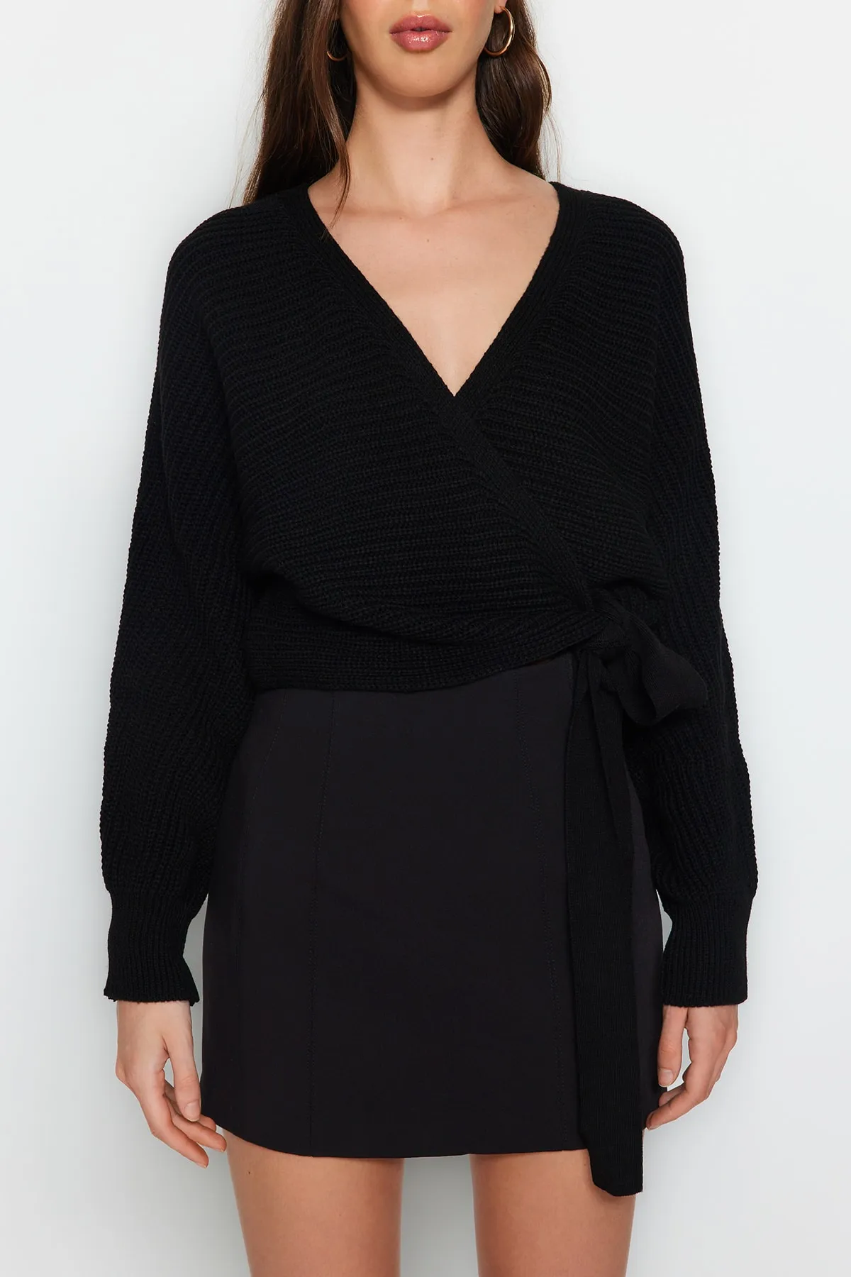 Trendyol Collection  Schwarzer Strickpullover mit V-Ausschnitt TWOAW24KZ00865