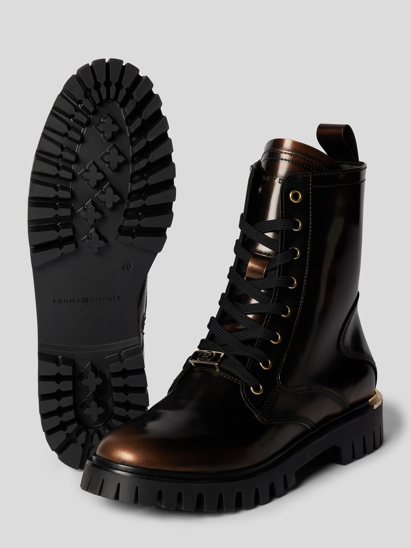 Boots aus Leder mit kontrastiven Details in gold