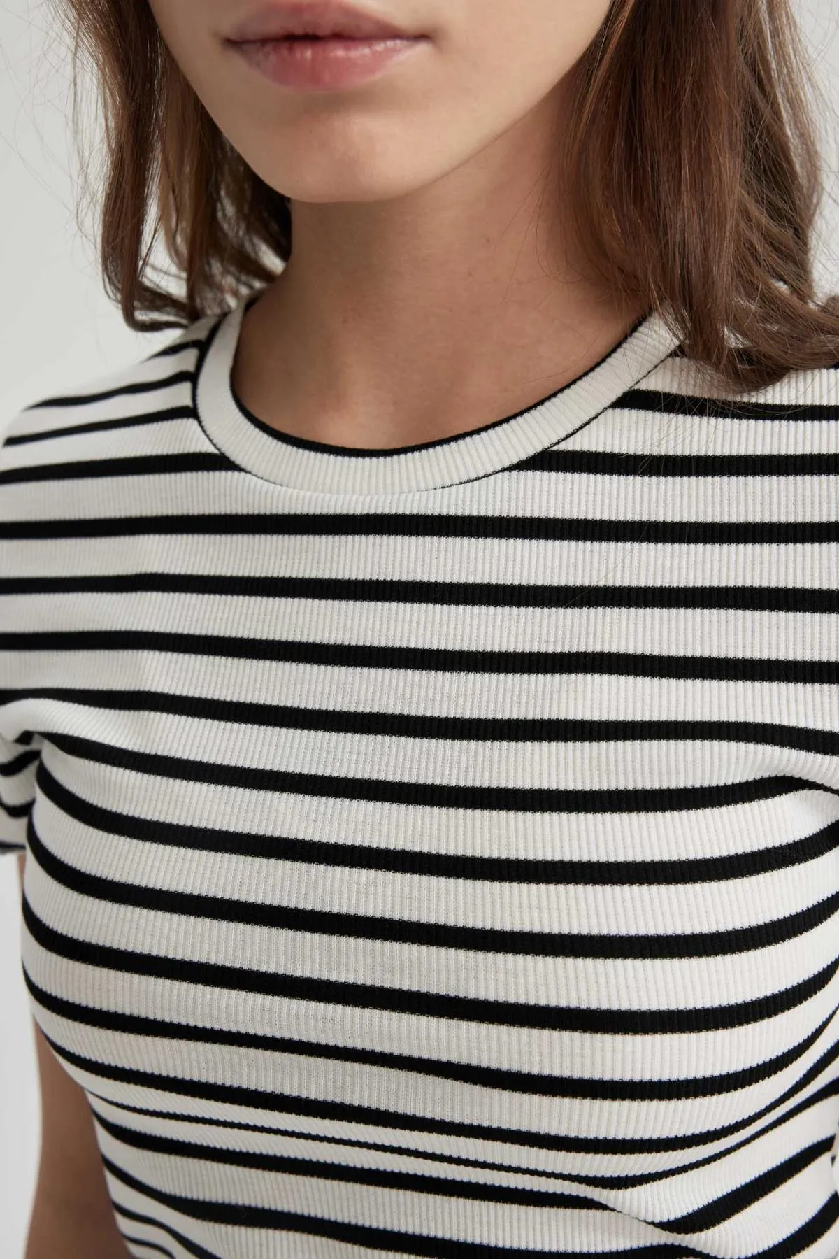 DeFacto  Tailliertes, gestreiftes Kurzarm-T-Shirt mit Rundhalsausschnitt