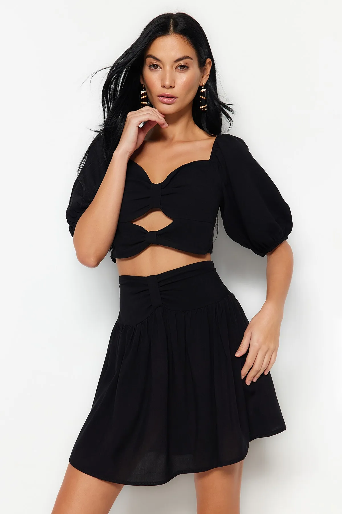 Trendyol Collection  Schwarzes gewebtes Cut-Out/Fenster-Blusenrock-Set TBESS23AU00176