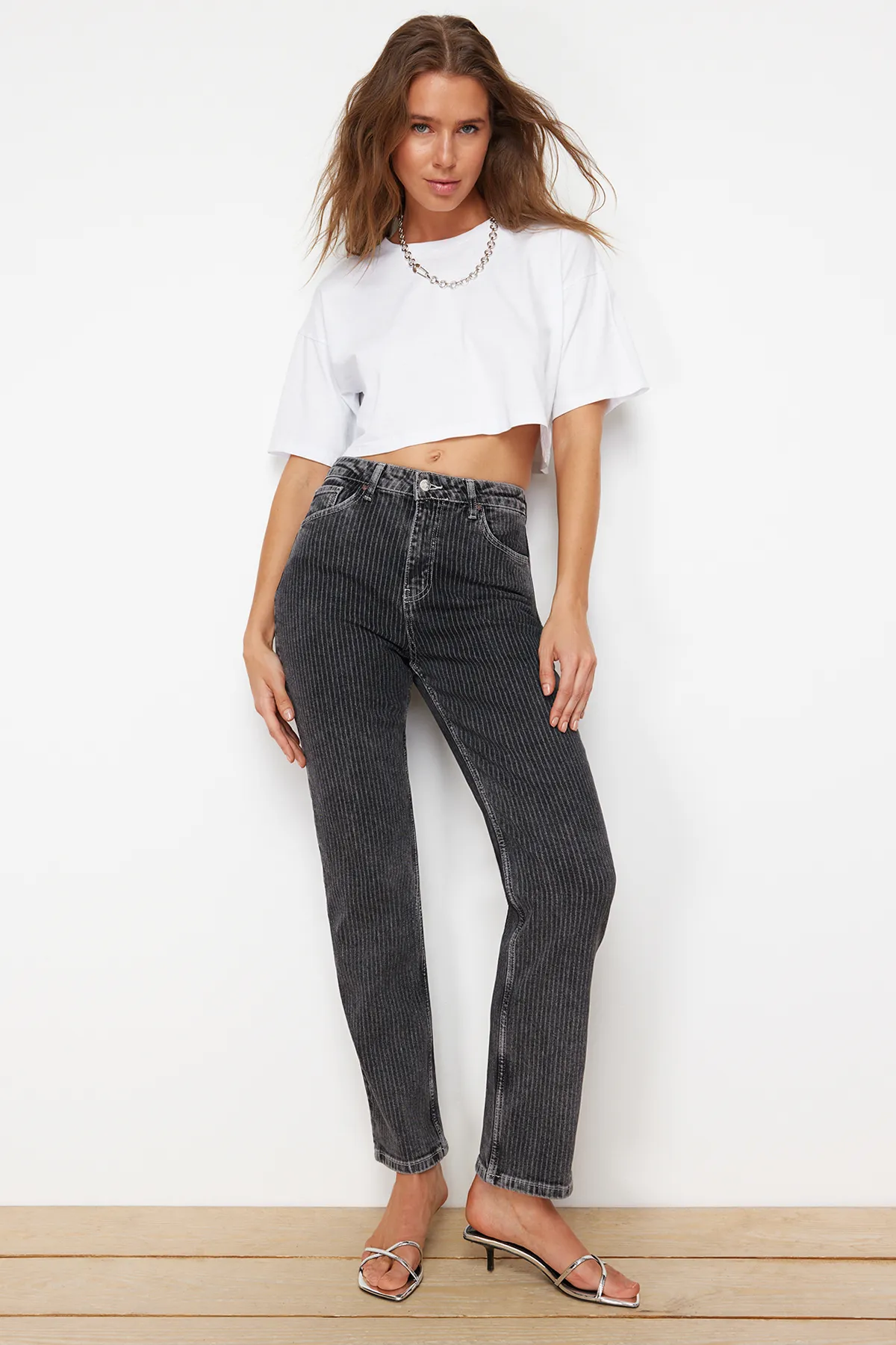 Trendyol Collection  Schwarz gestreifte, lange, gerade Jeans mit hoher Taille TWOSS24JE00046