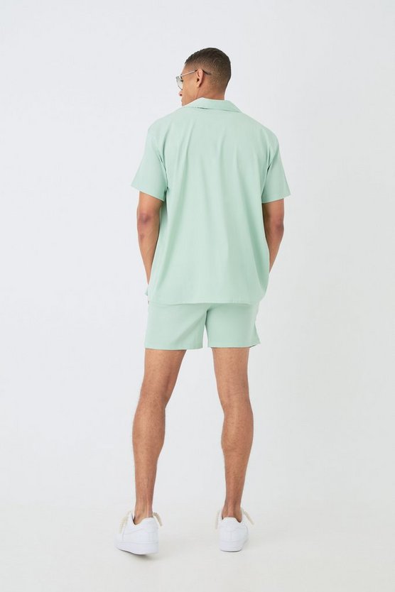 Kurzärmliges Oversize Satin-Hemd & Shorts