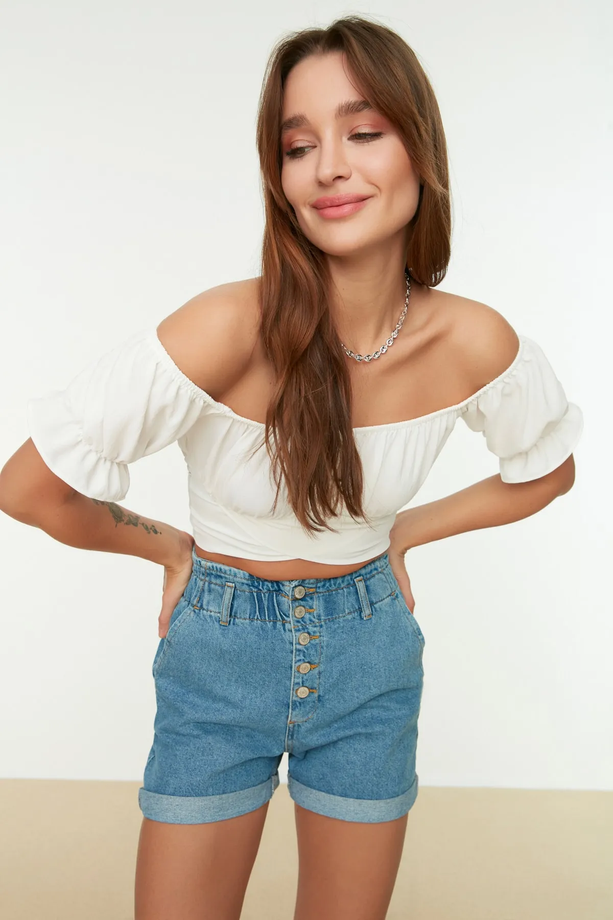 Trendyol Collection  Ecrufarbene, gewebte Bluse mit Carmen-Kragen und detaillierter Krawatte TWOSS21BZ0797