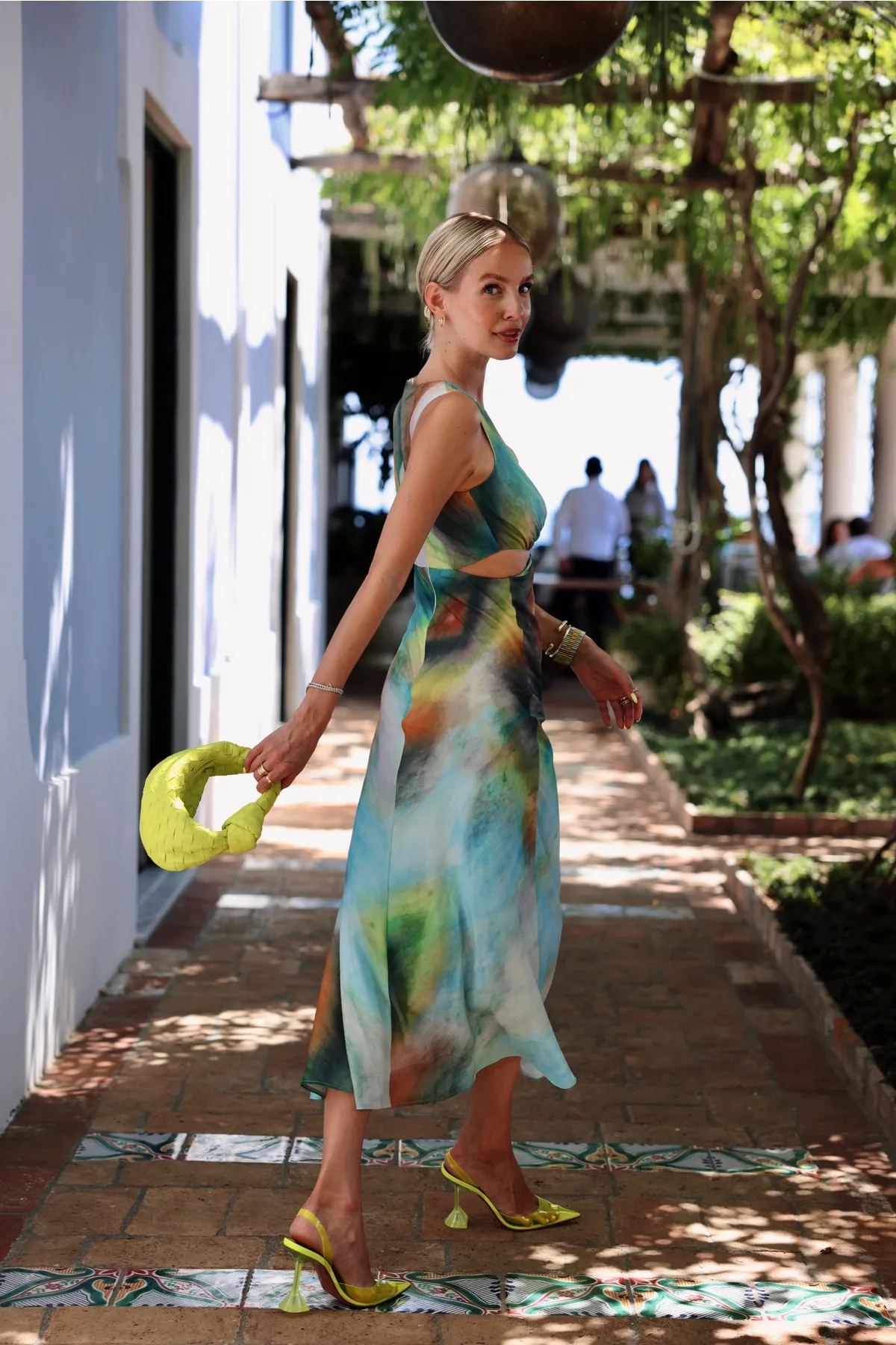 Trendyol Collection  Mehrfarbiges, gewebtes Kleid mit Bauchdetail TWOSS21EL3578