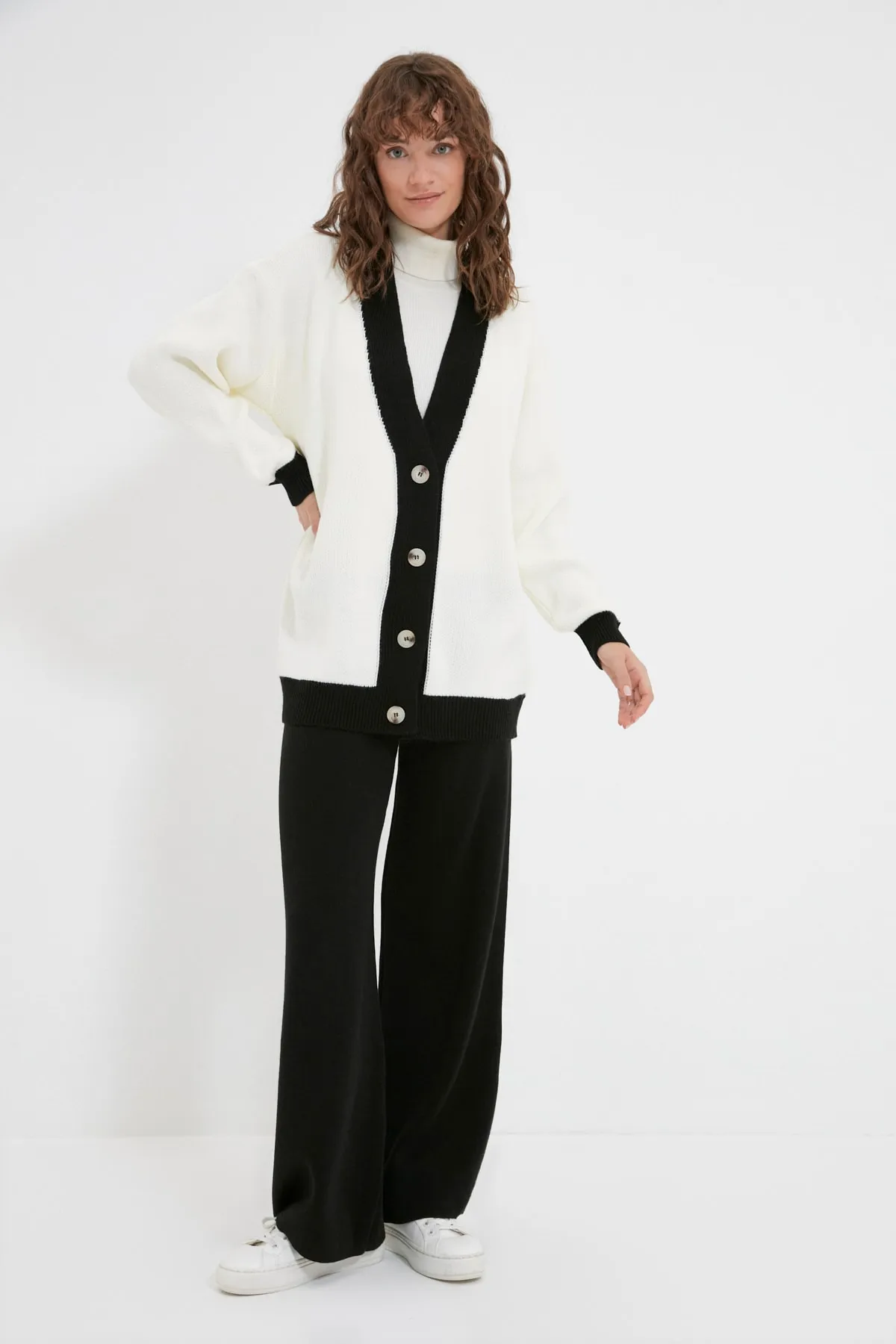Trendyol Modest  Schwarzes Strickset mit Cardigan und Hose und Streifendetail TCTAW22AU0156