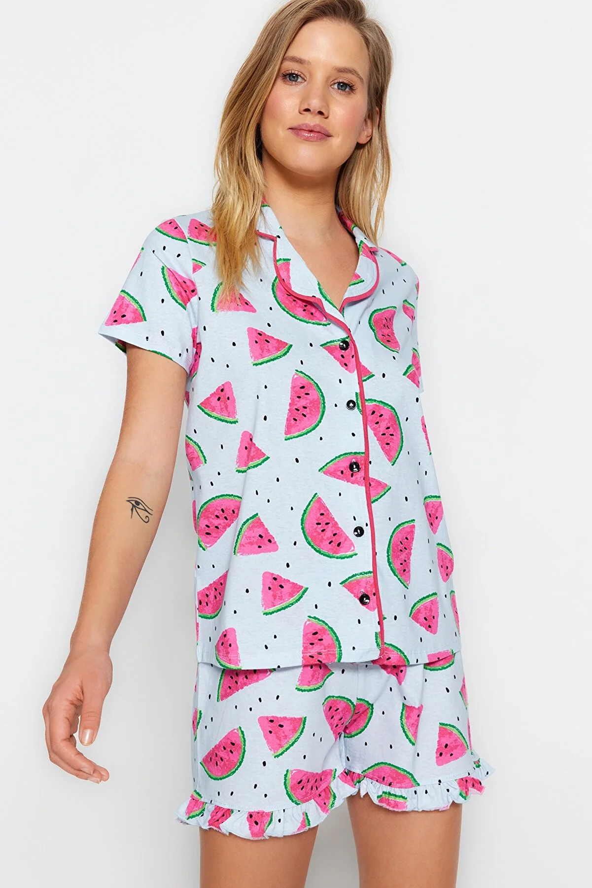 Trendyol Collection  Hellblaues Pyjama-Set aus 100 % Baumwolle mit Wassermelonenmuster und Rüschen, Hemd und Shorts, Strick, THMSS21PT0670