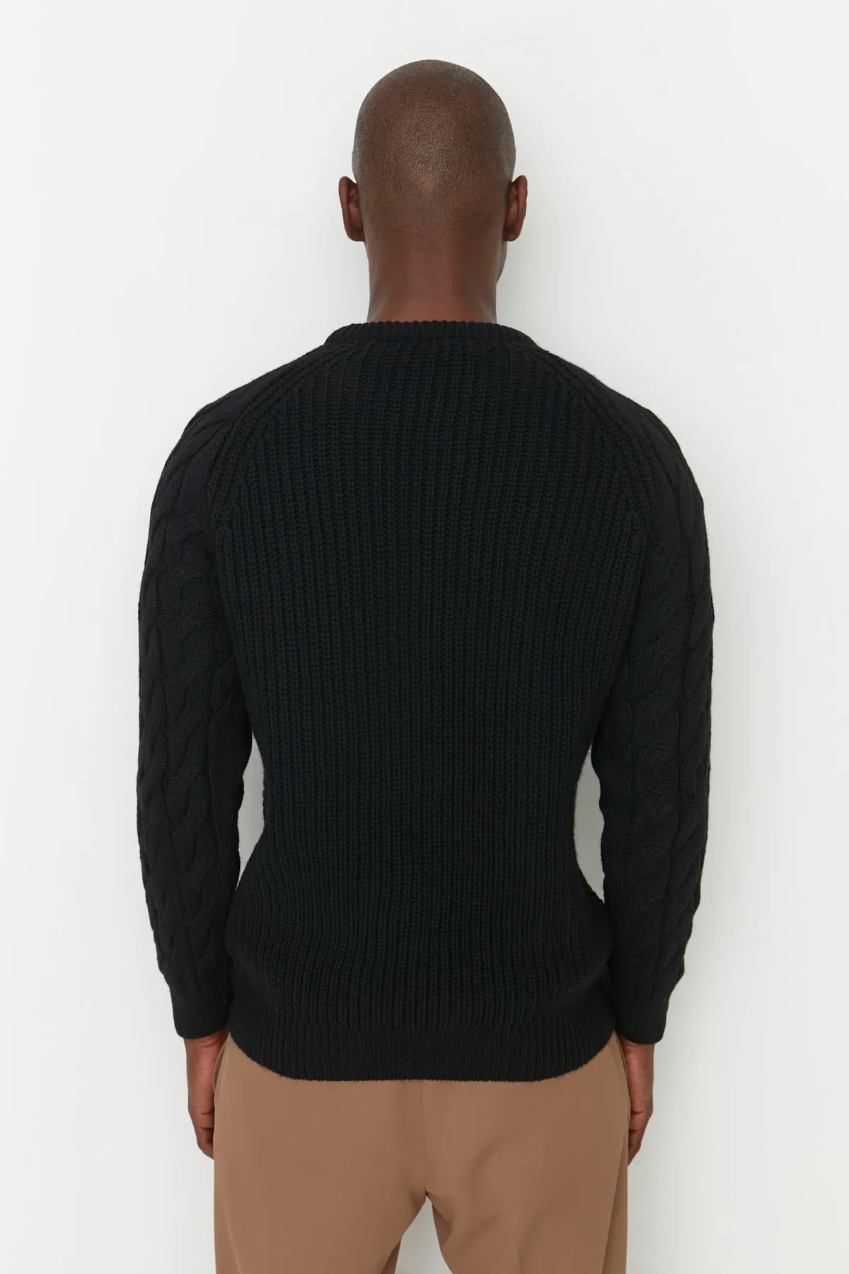 Trendyol Collection  Schwarzer Strickpullover mit Rundhalsausschnitt, normaler Passform und detailliertem Haarstrickmuster TMNAW22KZ2059
