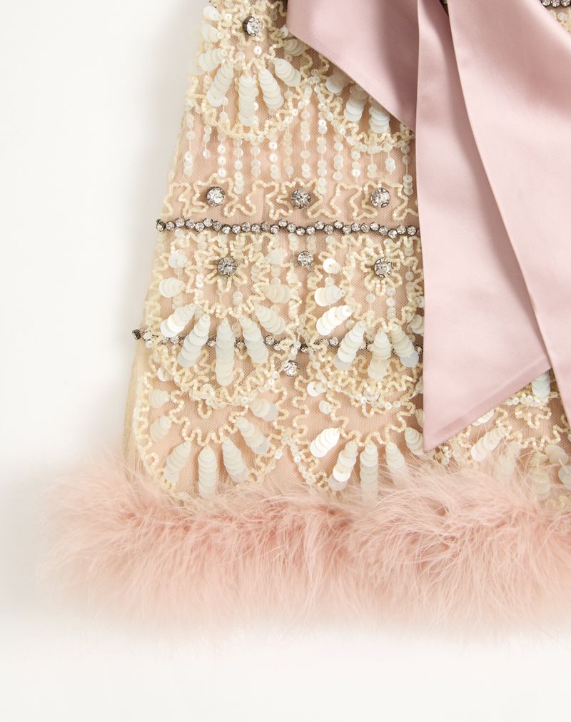 Vestido curto de tule bordado com efeito ilusão