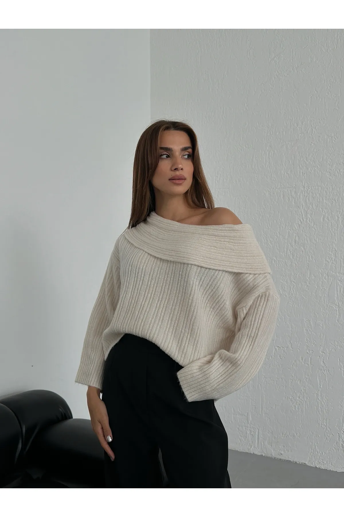 Laluvia  Cremefarbener, gerippter Pullover mit U-Ausschnitt