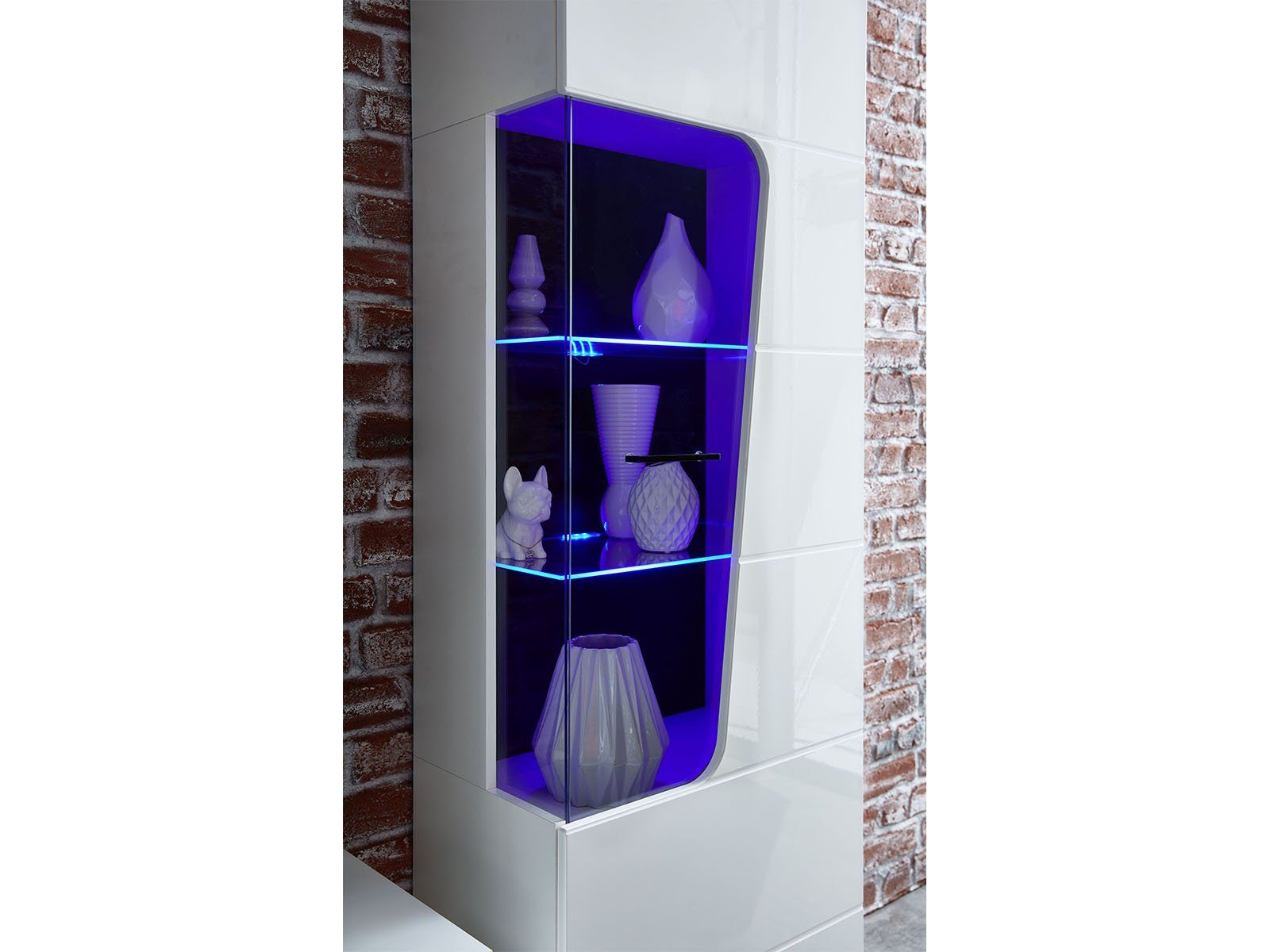 möbelando Wohnwand Filmer, Moderne Wohnwand, Korpus aus Spanplatte in Weiß matt, Front aus MDF in Weiß Hochglanz, Absetzungen in Schwarz bestehend aus 1 Vitrine klein, 1 Vitrine groß, 1 TV-Unterteil und 1 Wandboard, inkl. LED-Beleuchtung. Stellmaß ca