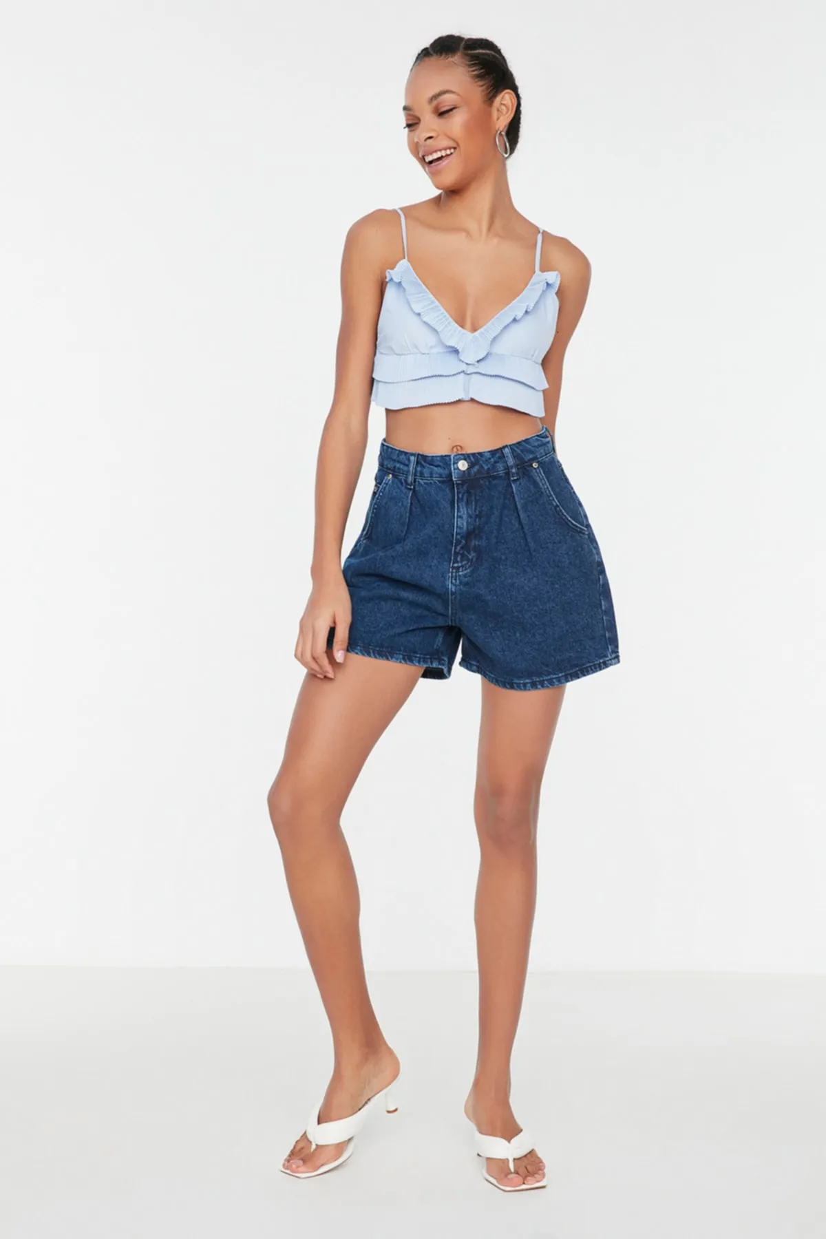 Trendyol Collection  Blaue, nachhaltigere Denim-Shorts mit Falten TWOSS20SR0129