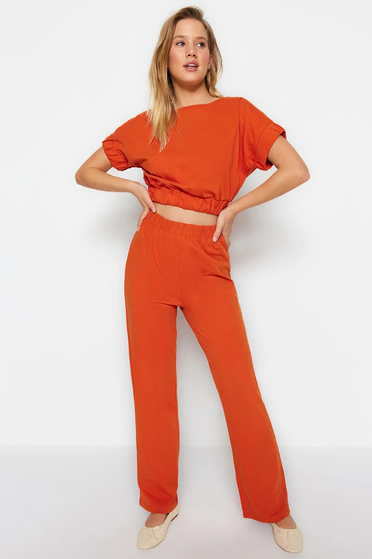 Trendyol Collection  Set aus gefliestem Baumwollbund, elastischem, detailliertem T-Shirt, gestrickter Hose und Oberteil THMSS23AU00022