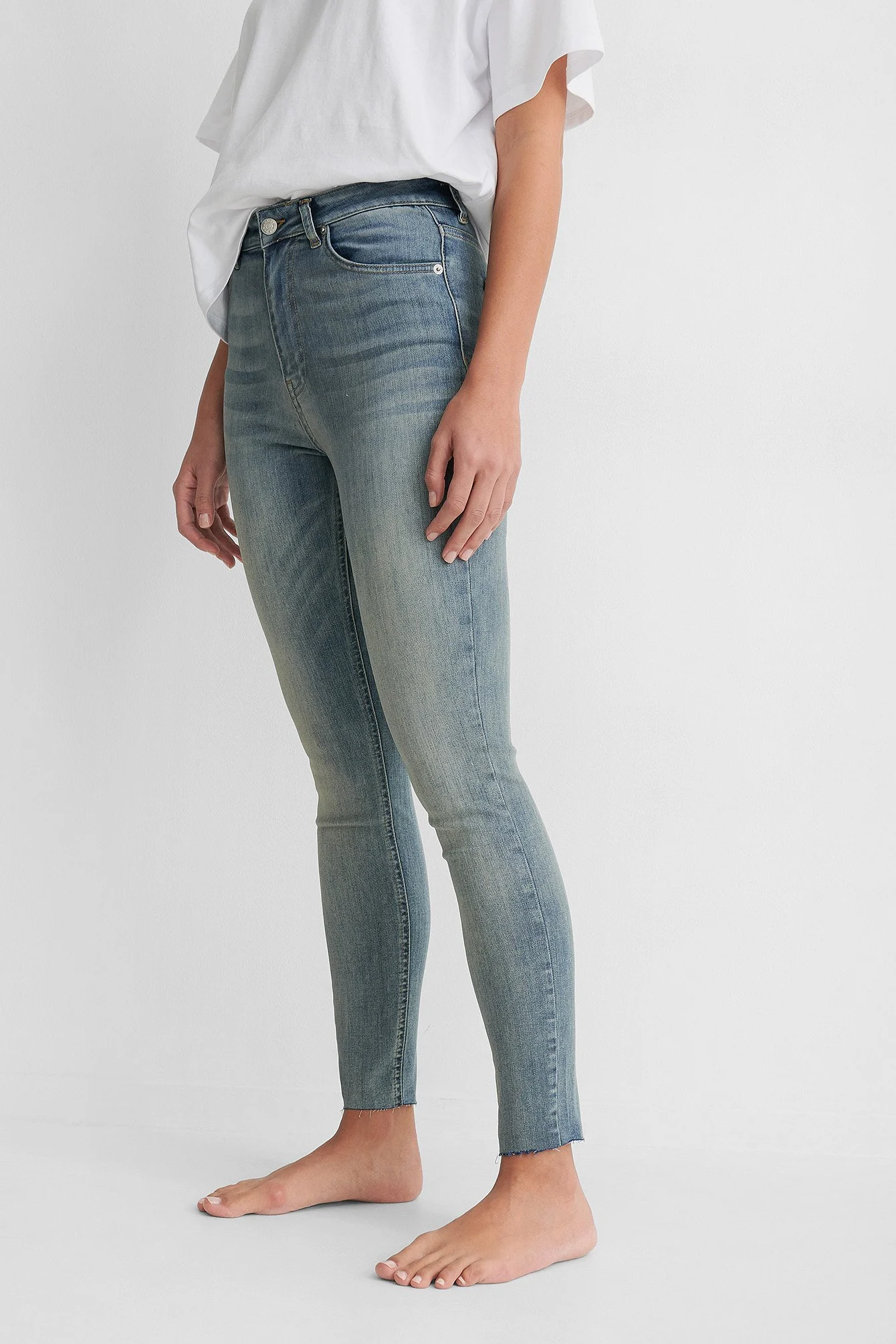 Skinny-Jeans mit hoher Taille und rohem Saum