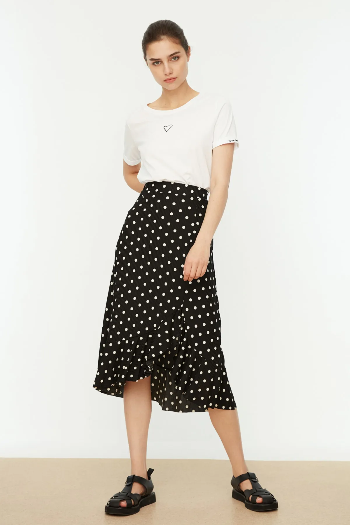 Trendyol Collection  Schwarzer Midi-Stretch-Strickrock mit hohem Bund und Tupfenmuster, Raffung und Volant TWOSS21ET0029