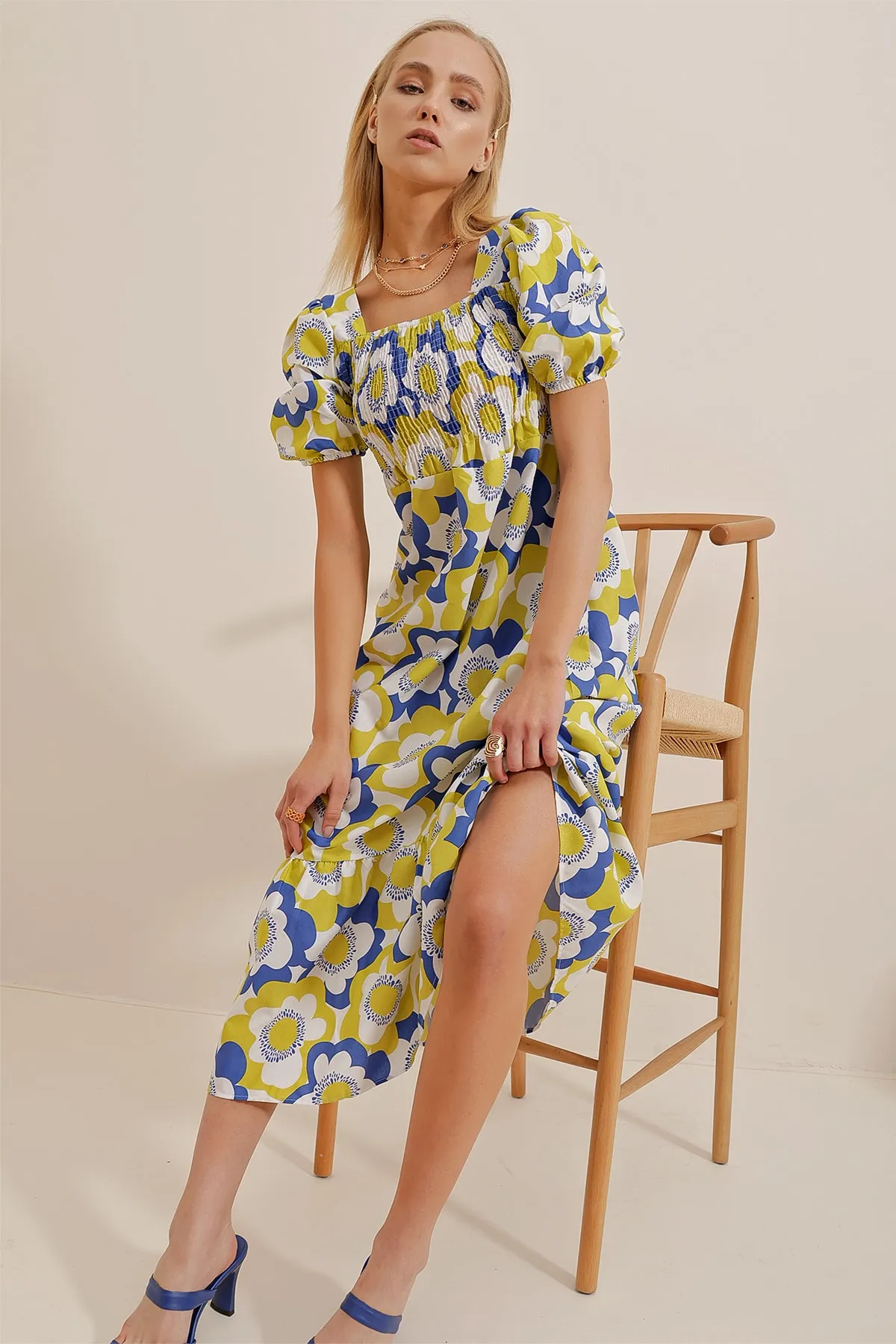 Trend Alaçatı Stili  Ölgrünes, wassermelonenärmeliges, floral gemustertes, glitzerndes Popeline-Damenkleid mit Volantsaum ALC-X8478