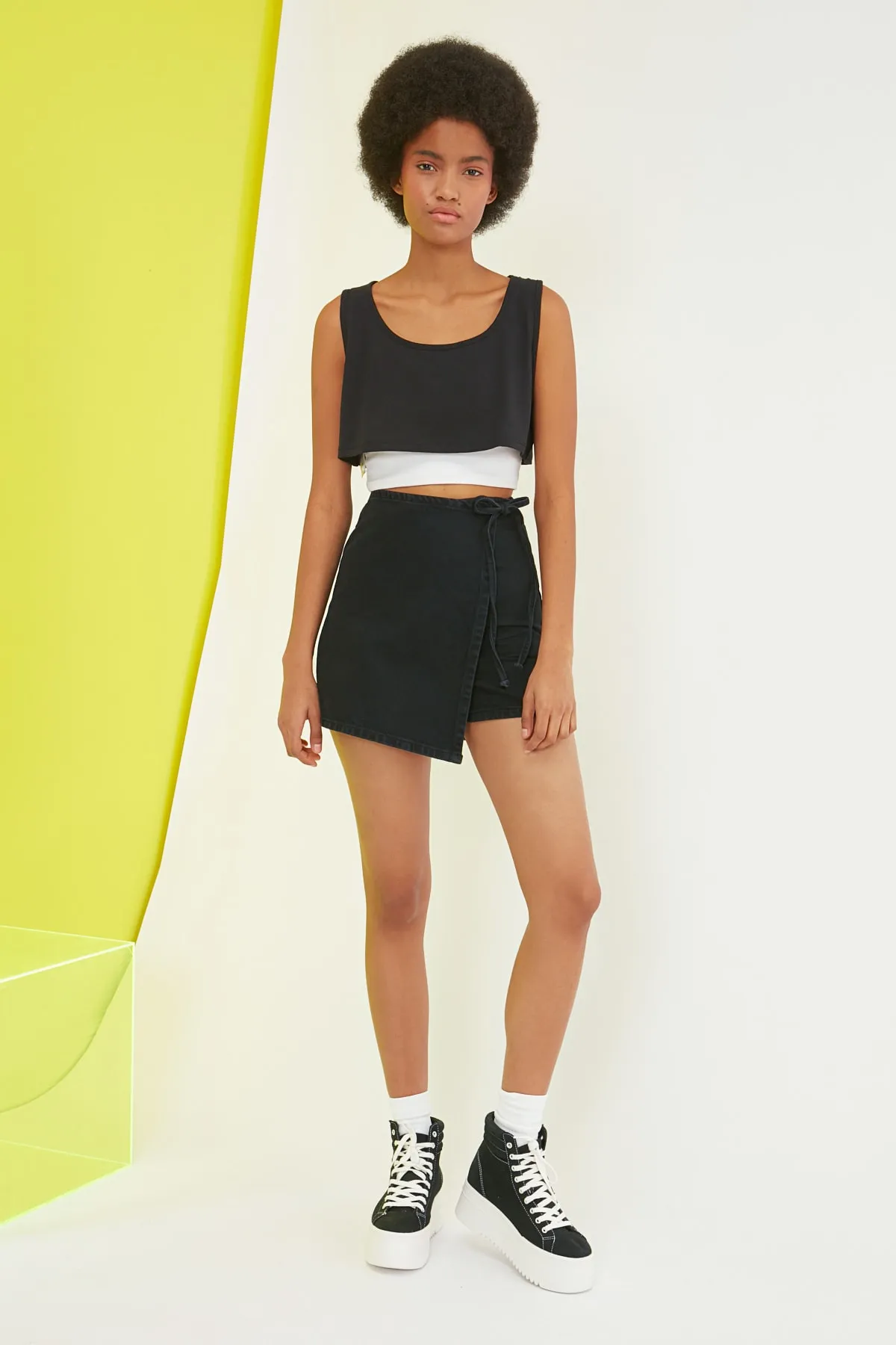 Trendyol Collection  Schwarze asymmetrische Jeansshorts und Bermuda