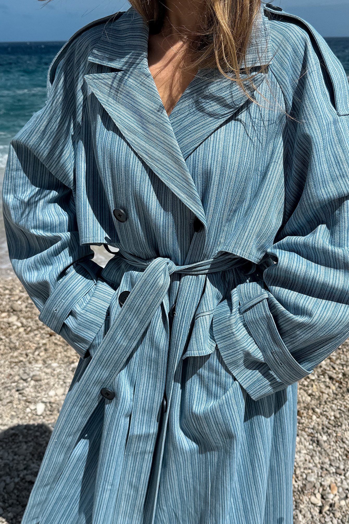 Gestreifter Oversized-Trenchcoat mit Gürtel