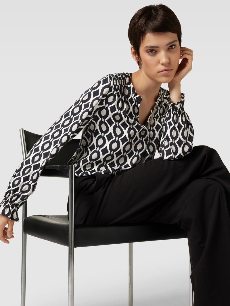 Blusenshirt aus Viskose mit Tunika-Kragen und Smok-Details in schwarz