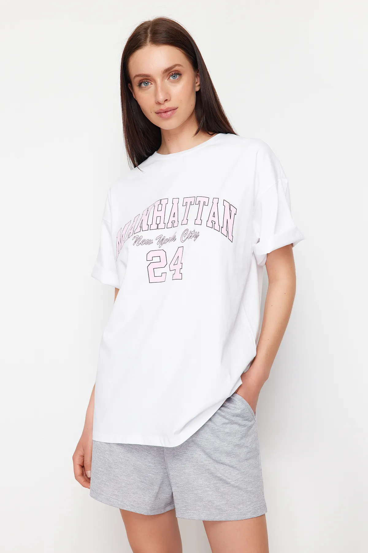 Trendyol Collection  Weißes Set aus übergroßen, weit geschnittenen Strickshorts und T-Shirt mit Slogan-Aufdruck TWOSS24AU00036