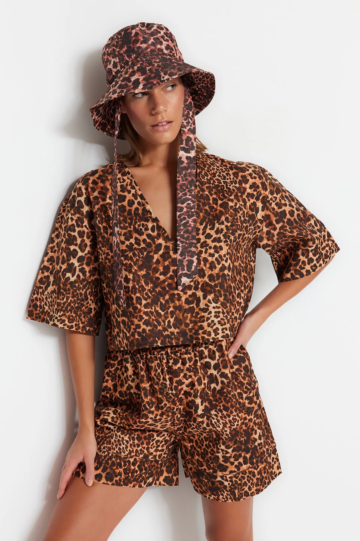 Trendyol Collection  Gewebter Hut mit Tiermuster TBESS23SP00001