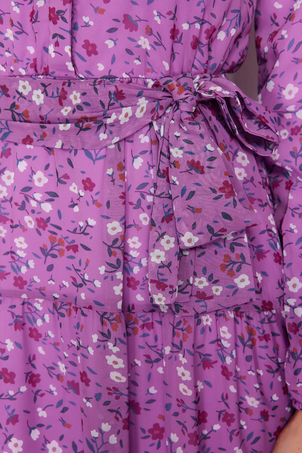 Trendyol Modest  Lilafarbenes Kleid aus gewebtem Chiffon mit Blumenmuster, Gürtel, Stehkragen und Futter TCTSS21EL3346
