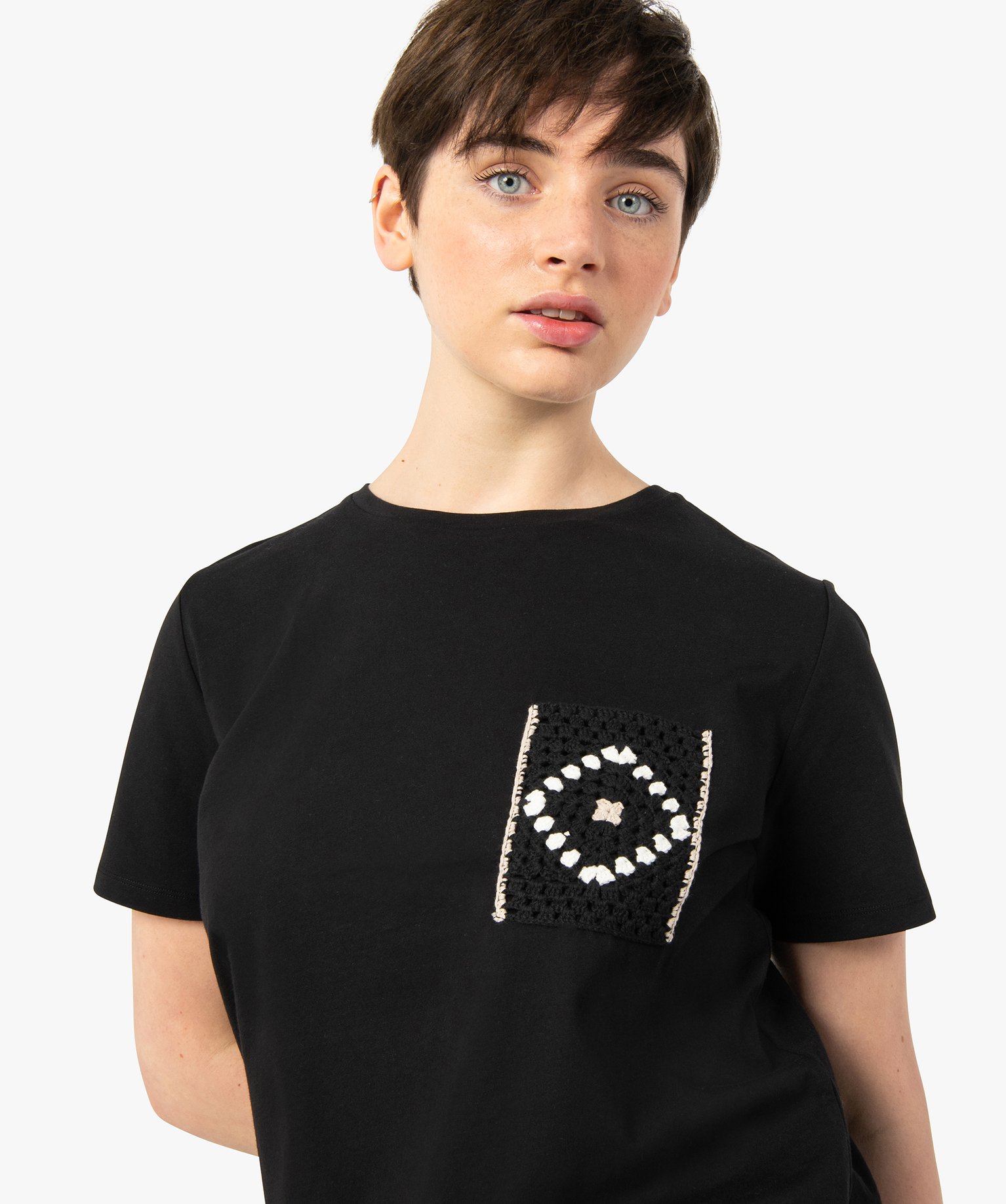 Tee-shirt femme à manches courtes avec poche poitrine brodée noir | GEMO